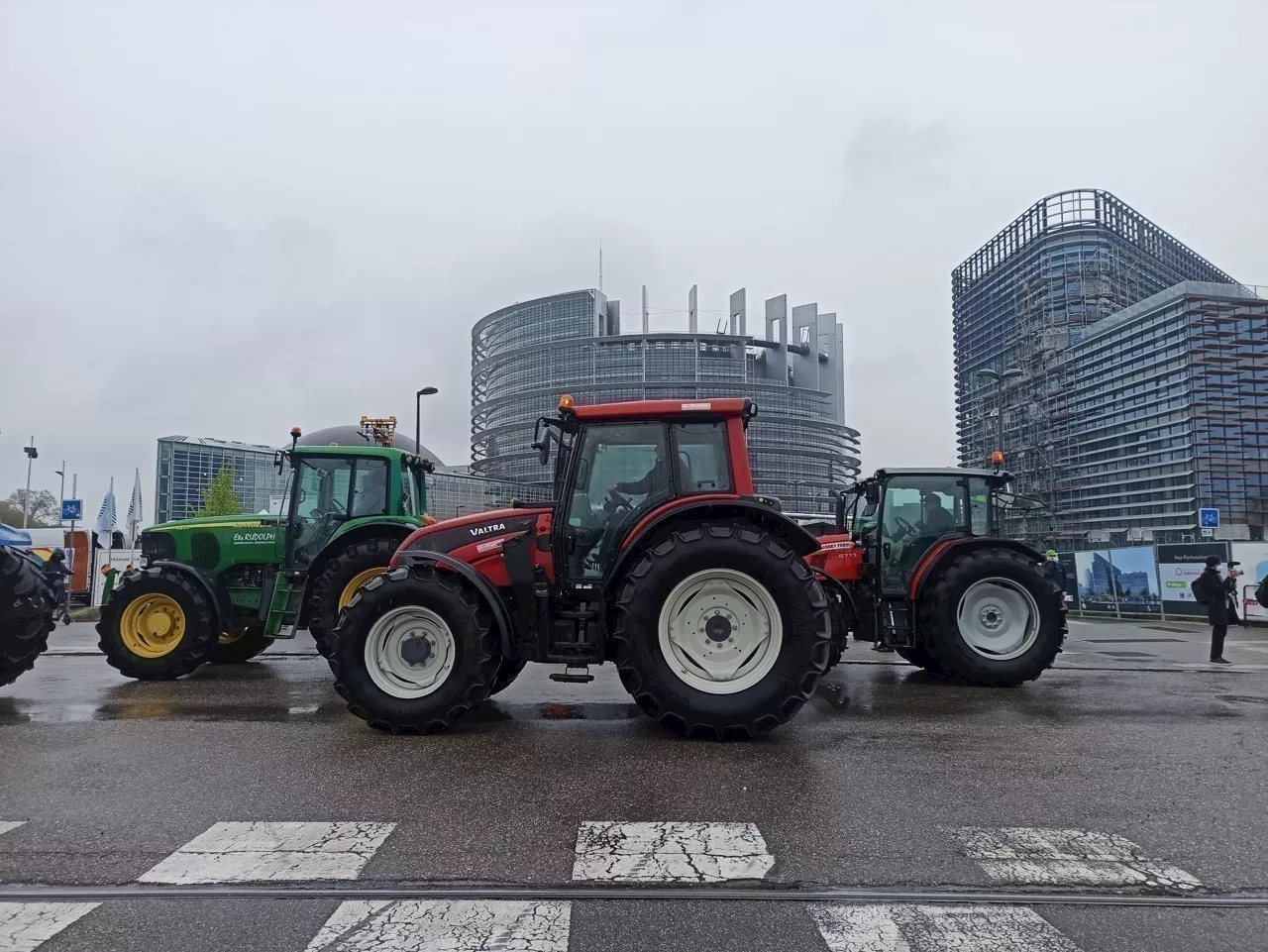 Des agriculteurs français et allemands s'installent au Parlement européen contre l'accord Mercosur