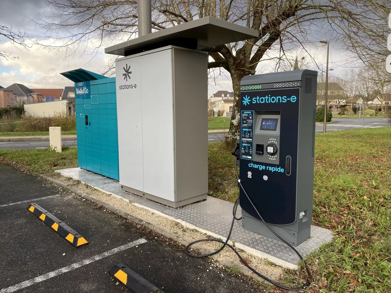 Les stations multiservices 'Stations-e' : Recharge électrique et retrait de colis