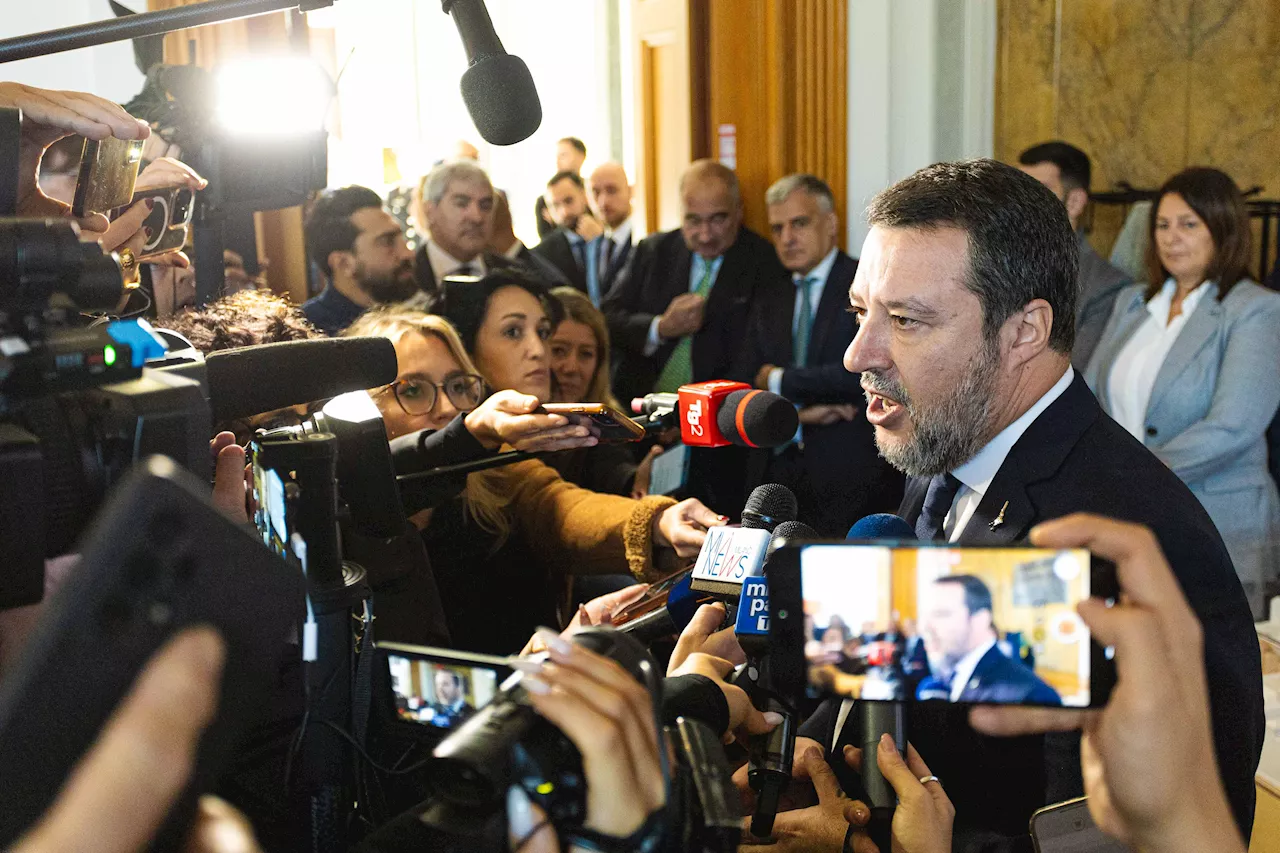 Salvini attacca i giudici 'rossi' per lo stop ai trasferimenti dei migranti in Albania