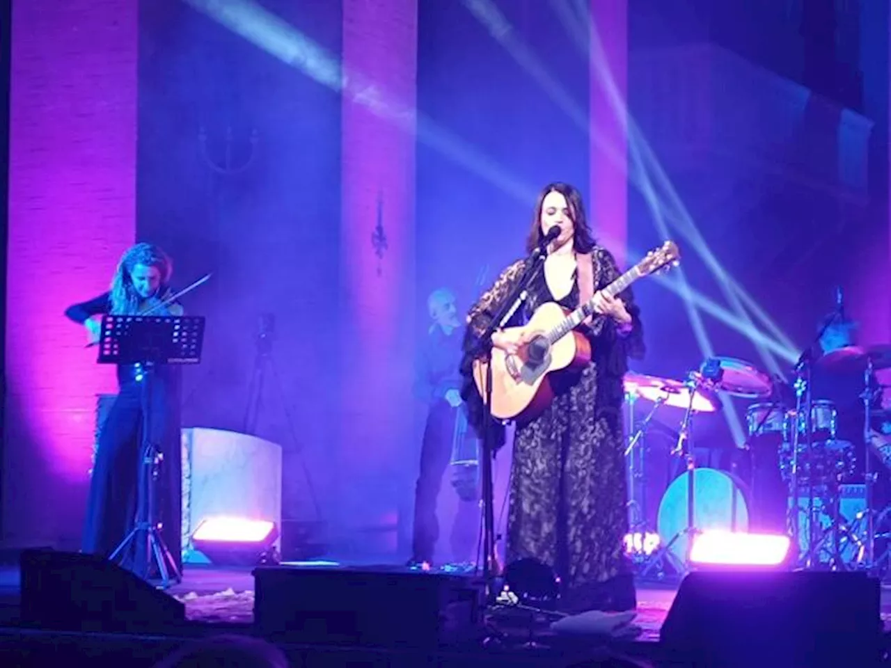 Carmen Consoli illumina la Cattedrale di Avezzano con il suo nuovo album