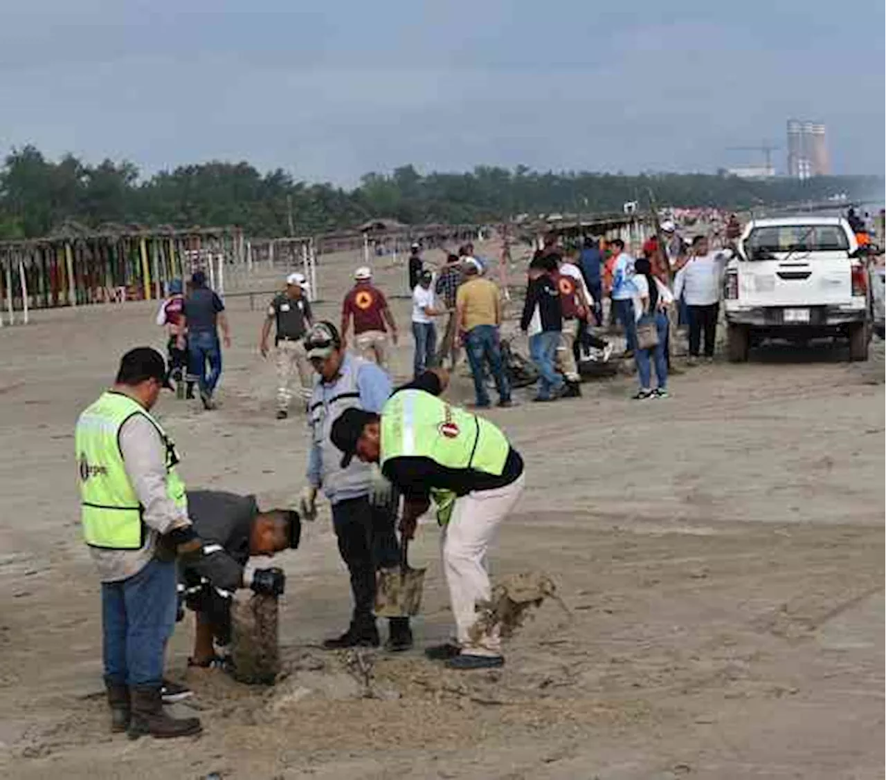 Limpieza después del incendio en las playas de Tuxpan