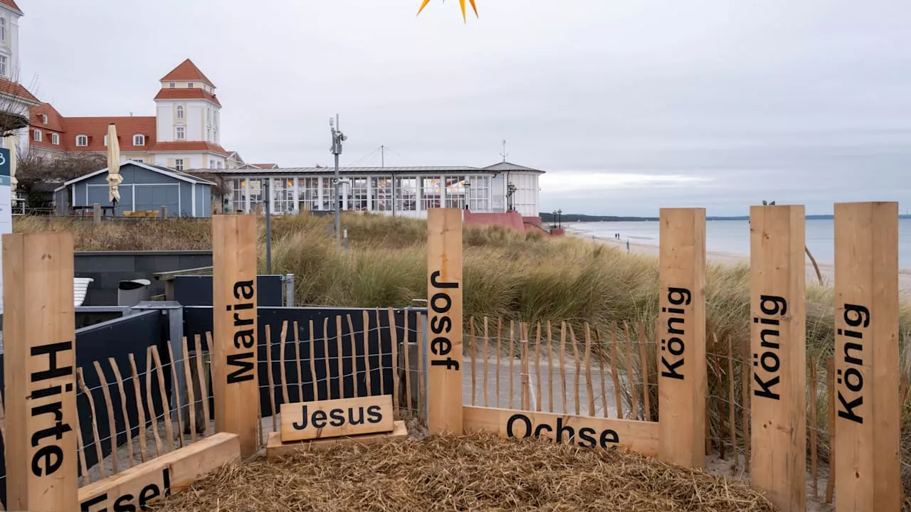 Ungewöhnlicher Weihnachtsschmuck auf Rügen: Jesuskrippe aus Holzpfosten