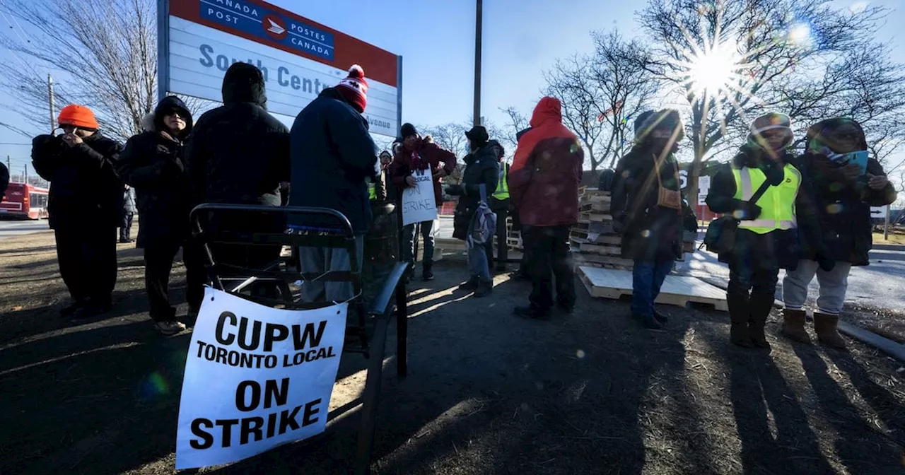 Canada Post to start accepting commercial mail as it ramps up post-strike operations