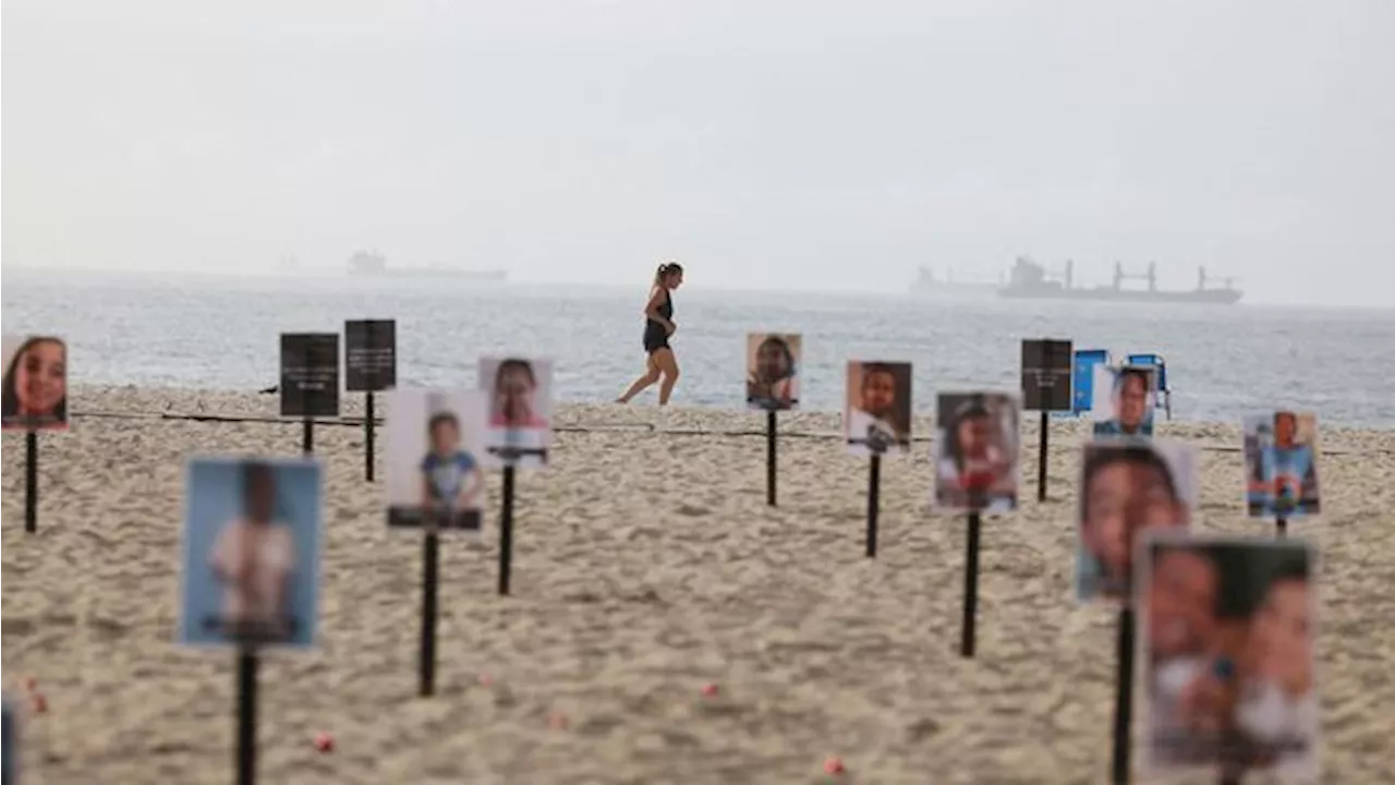 Potret Pantai Brazil Dipenuhi Foto Anak-Anak Korban Peluru Nyasar