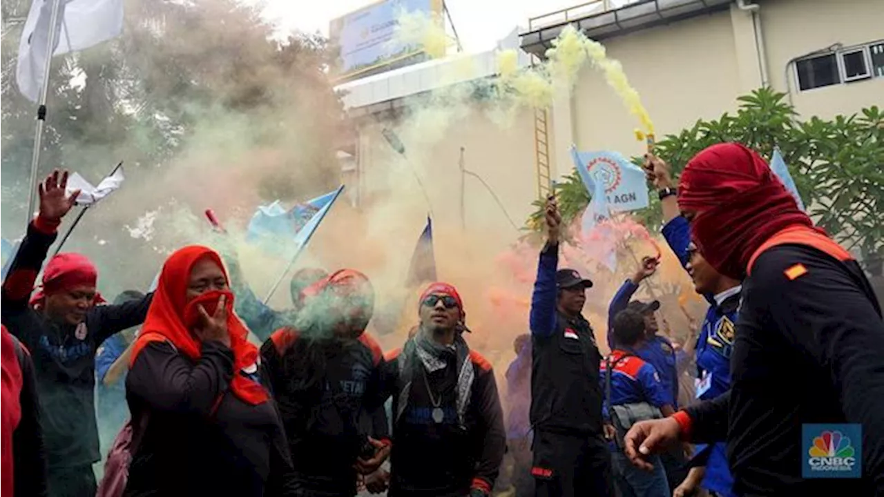 Ratusan Buruh Demo di Istana Negara Tolak Penolakan UMSK Jawa Barat