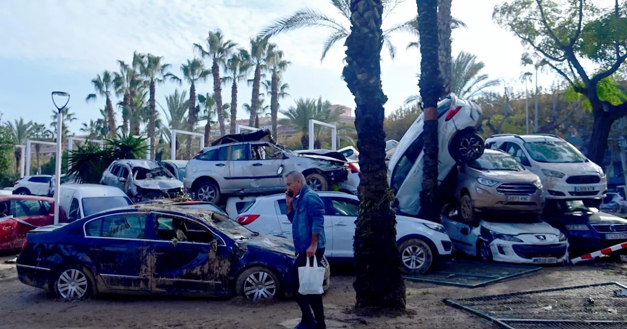 Les Inondations en Espagne: Un Homme dort dans Son Camion pour Conserver Son Emploi