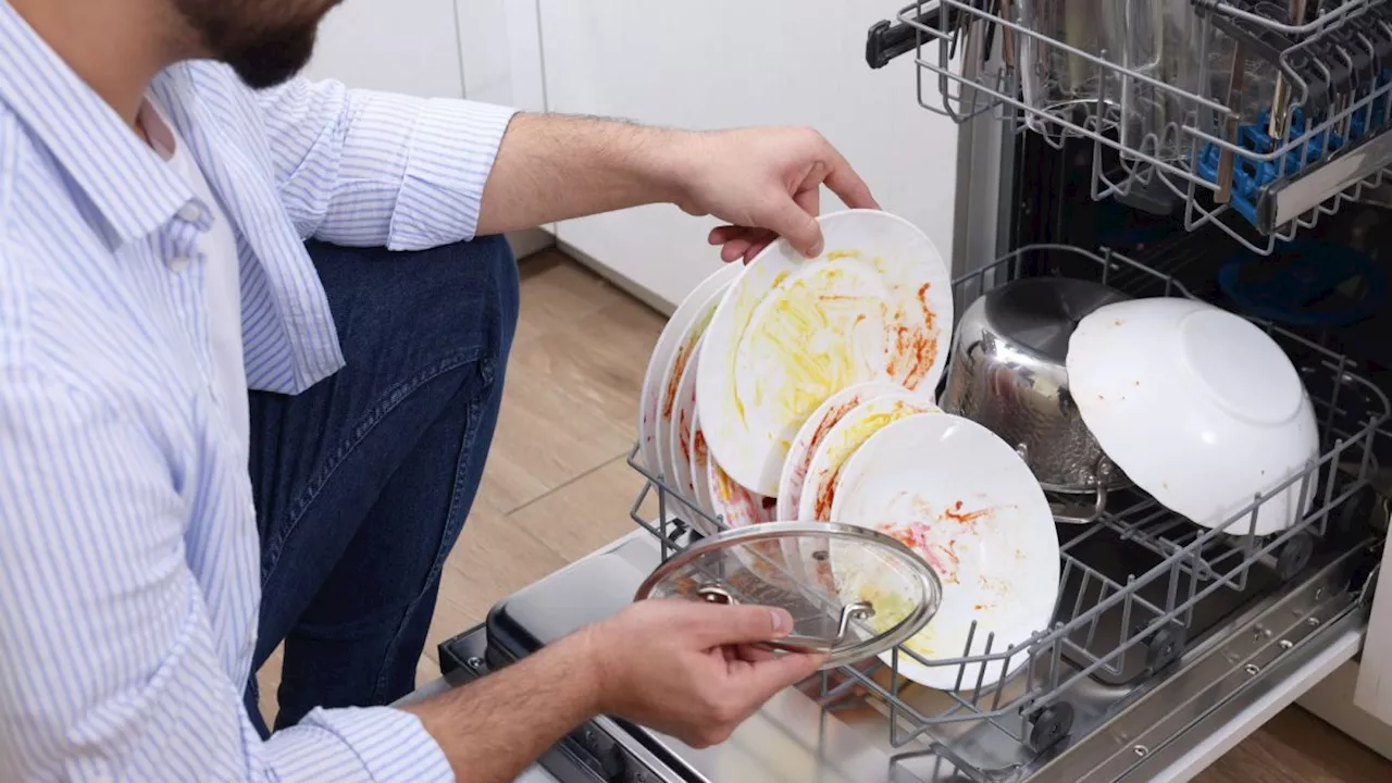 Rincer ses assiettes avant de les mettre au lave-vaisselle : une erreur courante