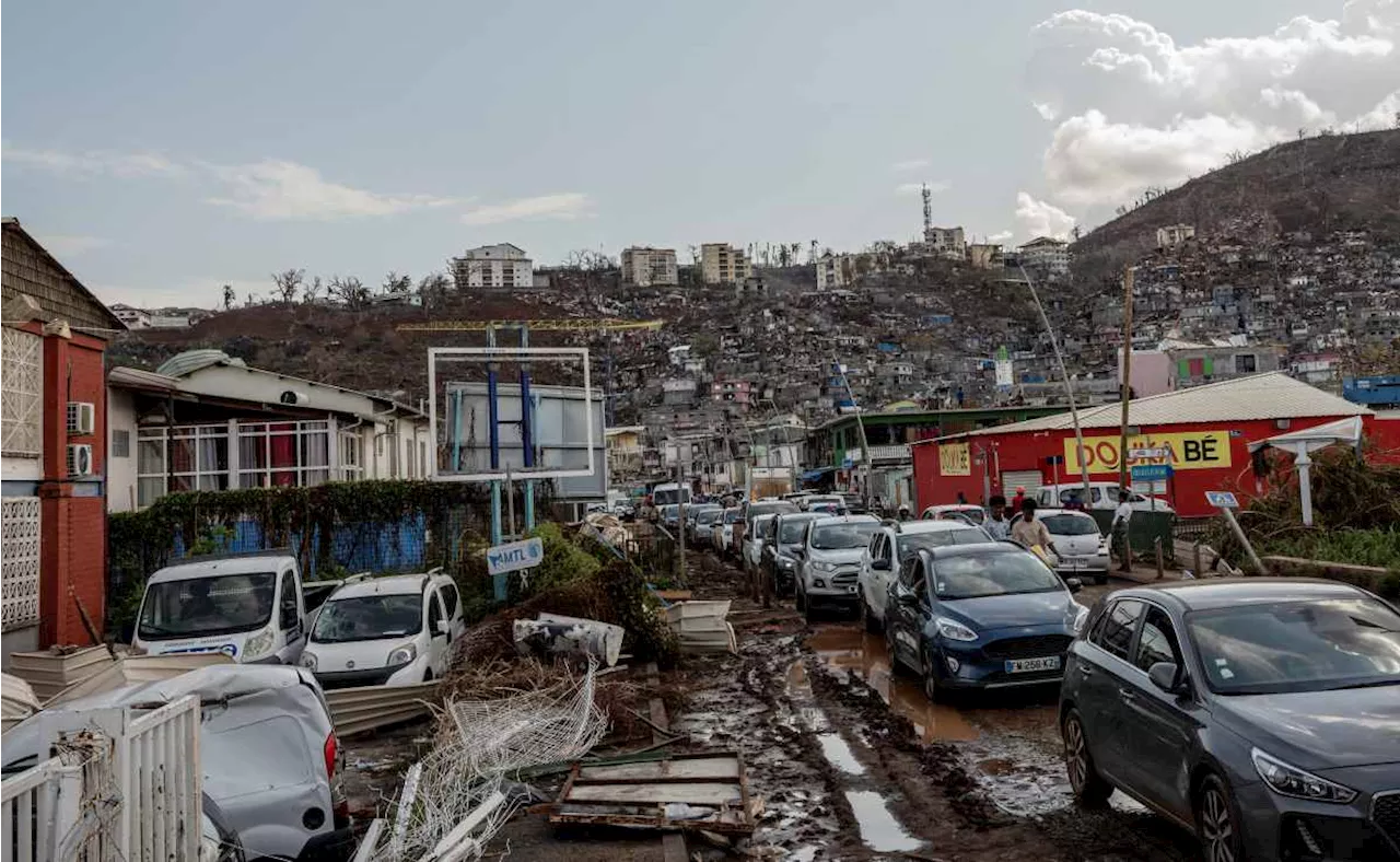 Macron promete reconstruir Mayotte tras paso del ciclón Chido