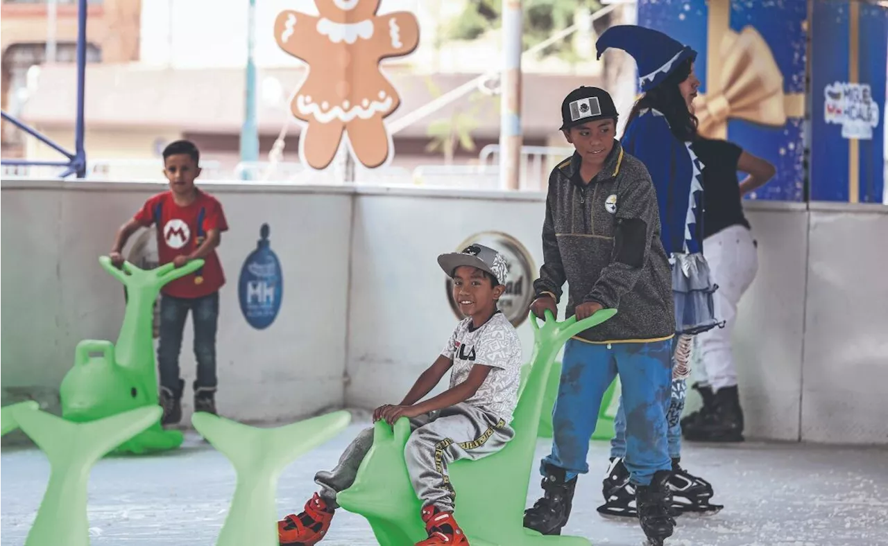 Niños disfrutan de la pista de hielo gratuita en Miguel Hidalgo