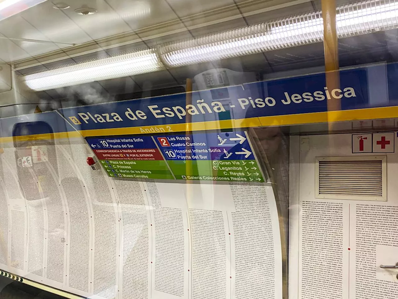 Varios carteles contra el Gobierno de Sánchez aparecen en estaciones del Metro de Madrid