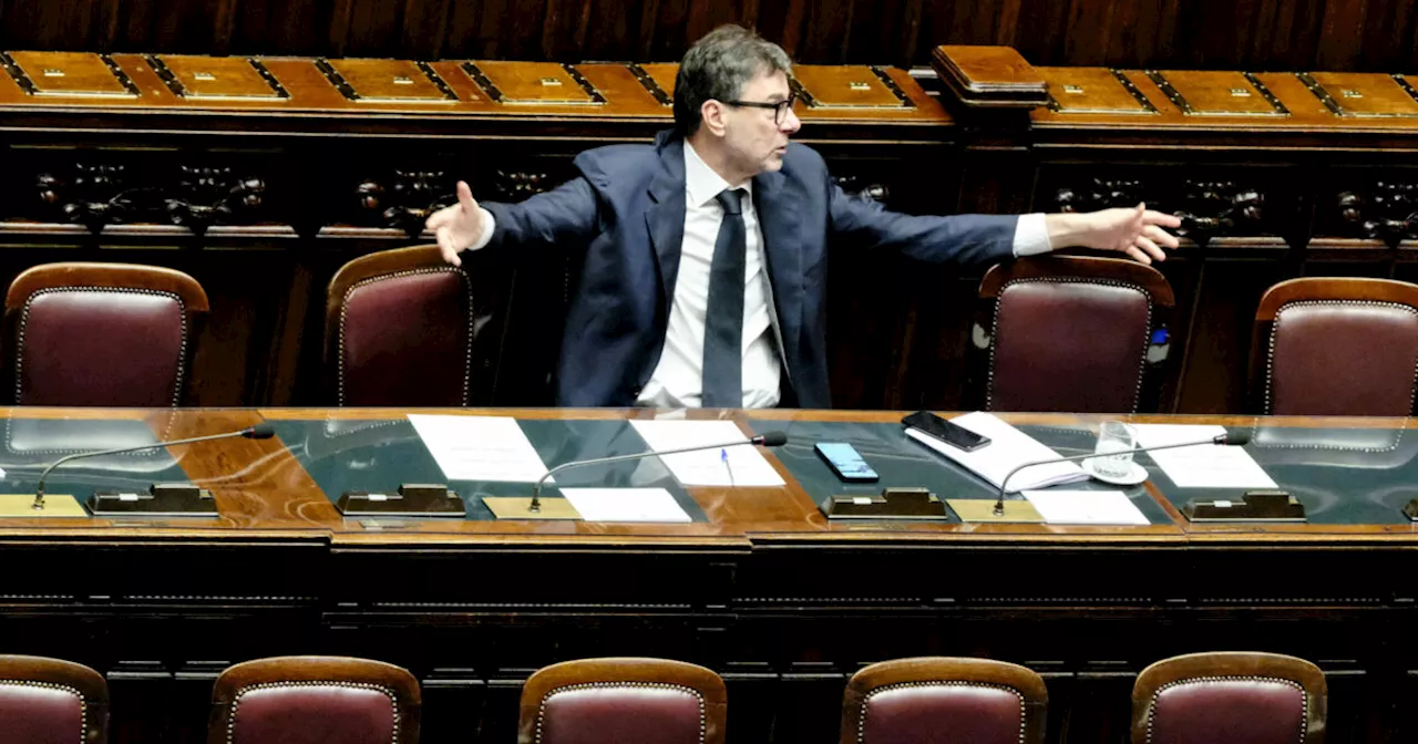 Manovra, Governo in Ritardo all'Aula, Proteste dell'Opposizione