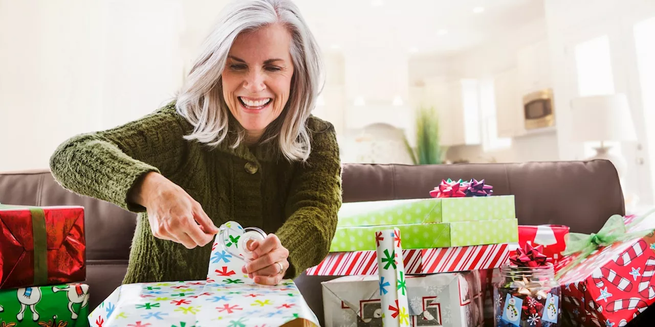 Cleverer Trick: Geschenkpapier bei zu kurzen Abschnitten verwenden