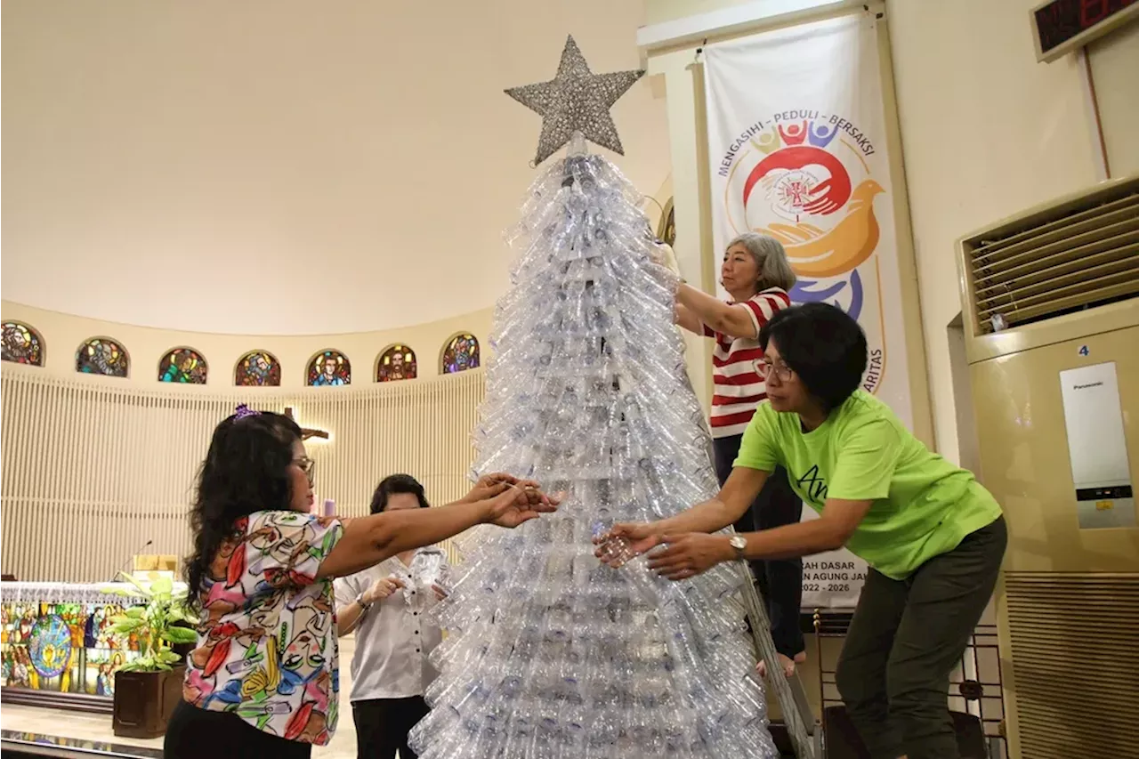 Gereja Santa Theresia Jakarta Ciptakan Pohon Natal dari Botol Bekas