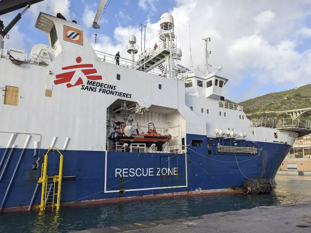 Medici Senza Frontiere cambia nave nel Mediterraneo