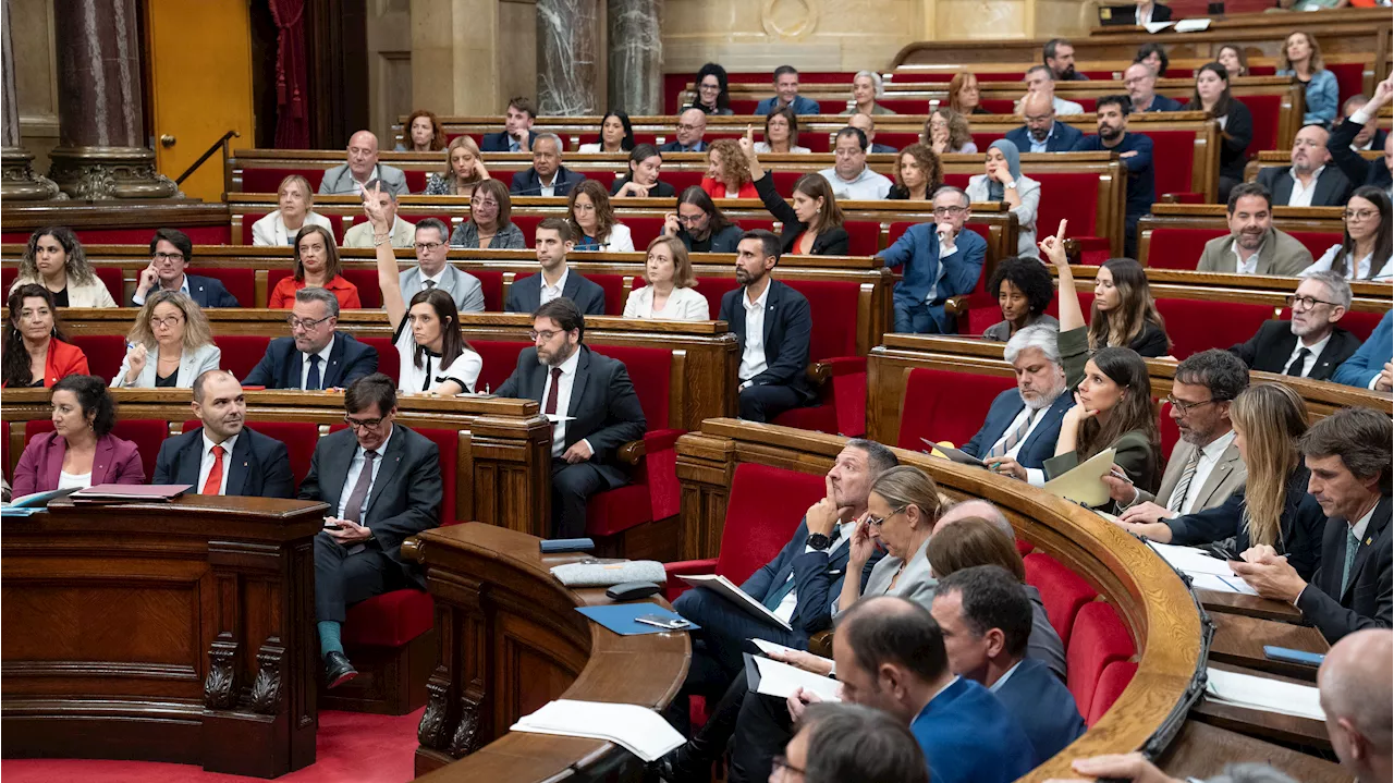 Los diputados del Parlament cantan villancicos al acabar el último pleno antes de Navidad