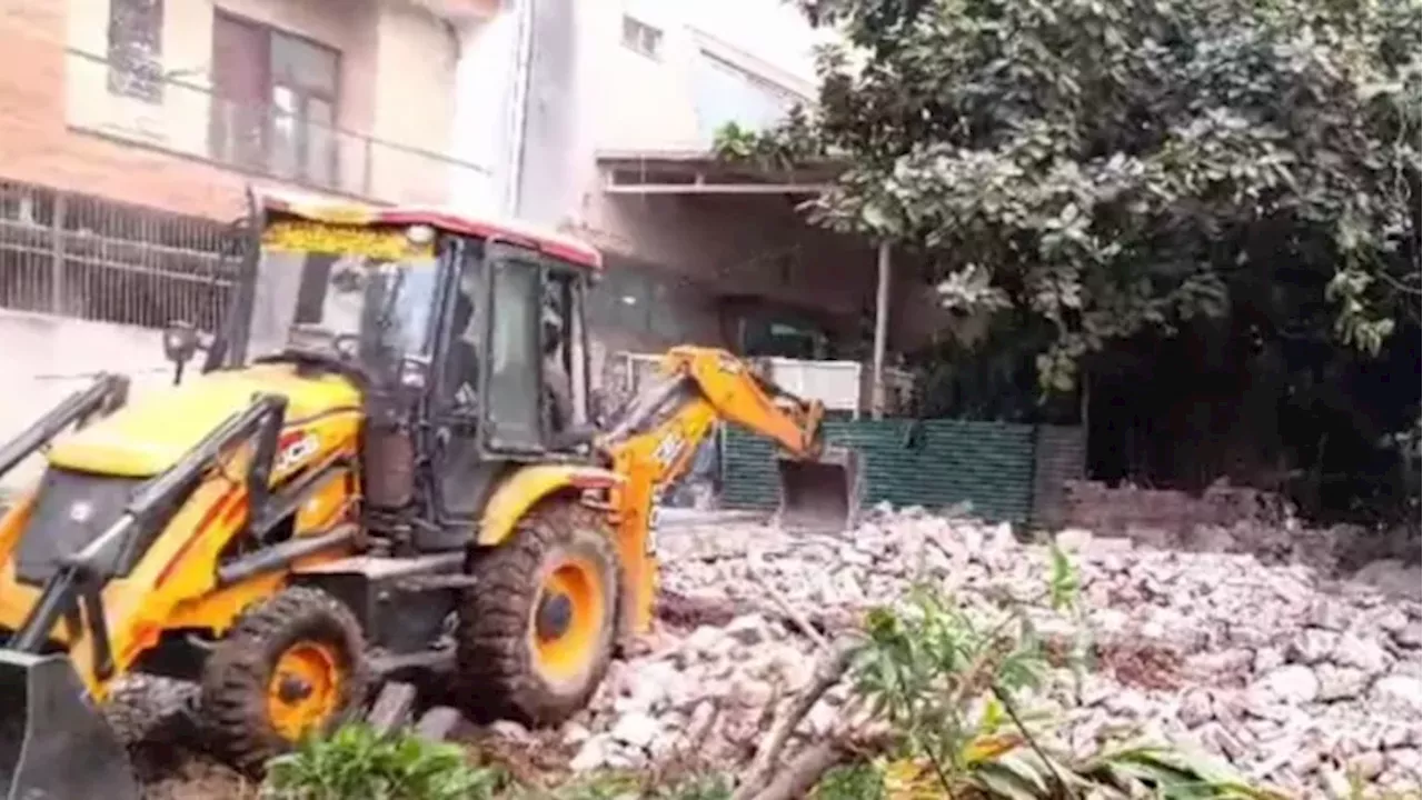 Bulldozer Action: गाजियाबाद में जमकर गरजा बुलडोजर, कई जगहों पर जमकर तोड़फोड़; कार्रवाई से फैली दहशत