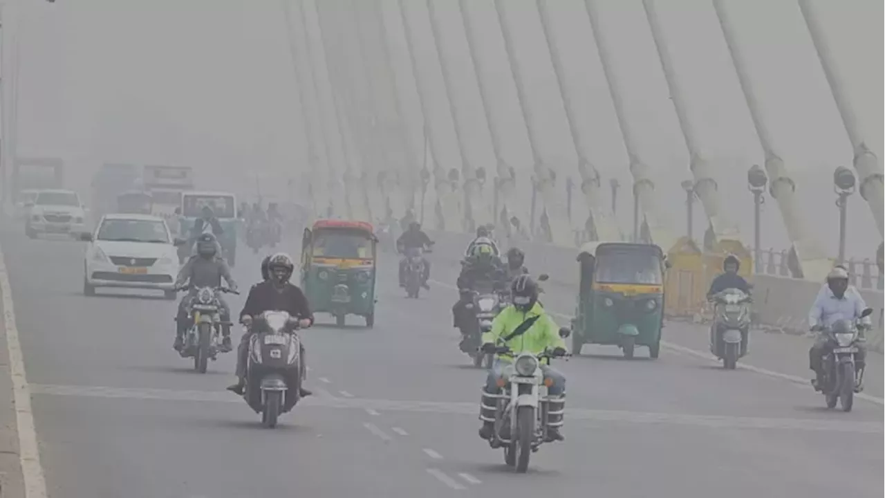 Delhi Pollution: ठंड के साथ-साथ दिल्ली पर प्रदूषण की मार, सीजन में तीसरी बार खतरनाक श्रेणी में पहुंचा AQI