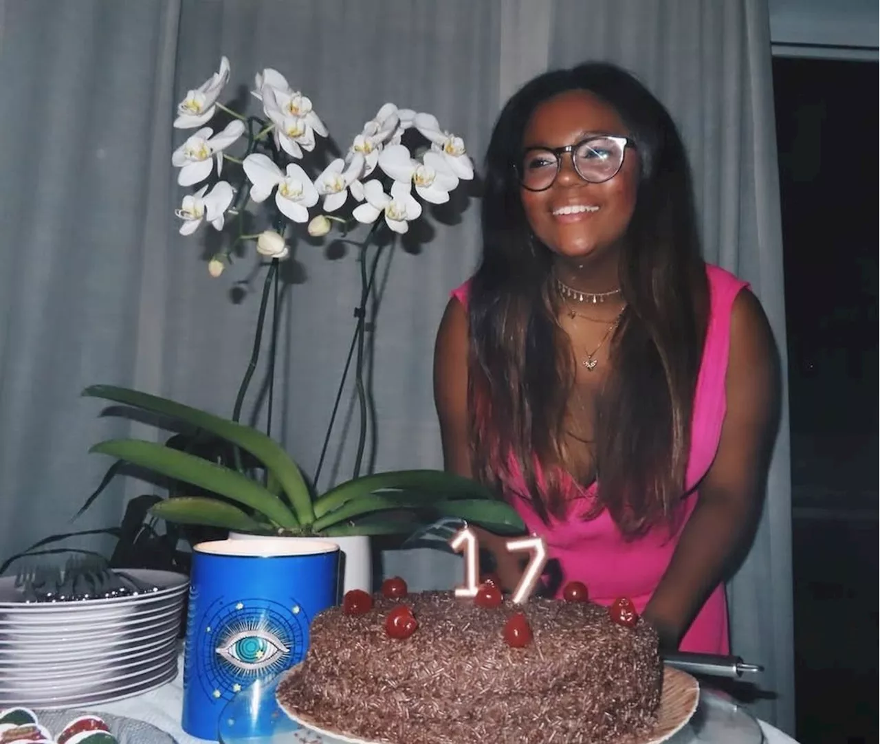 Maria Matta, filha de Glória Maria, celebra 17 anos