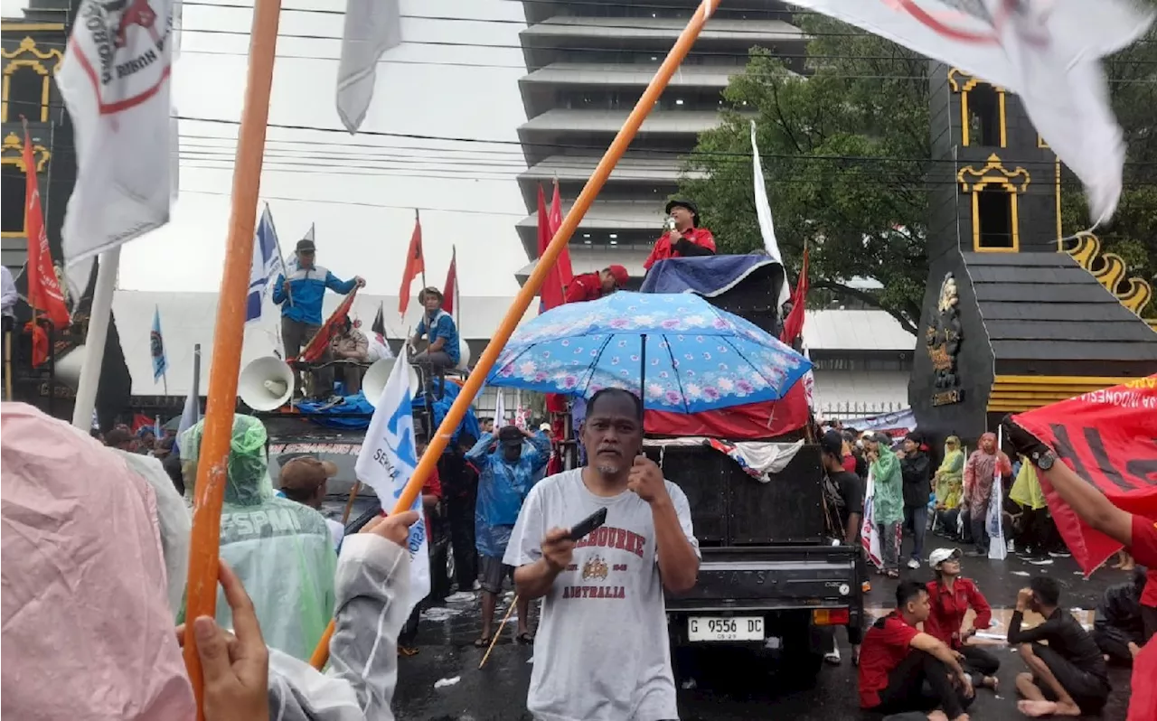 Buruh Jawa Tengah Bubarkan Aksi, Tuntut UMSP dan UMSK 2025