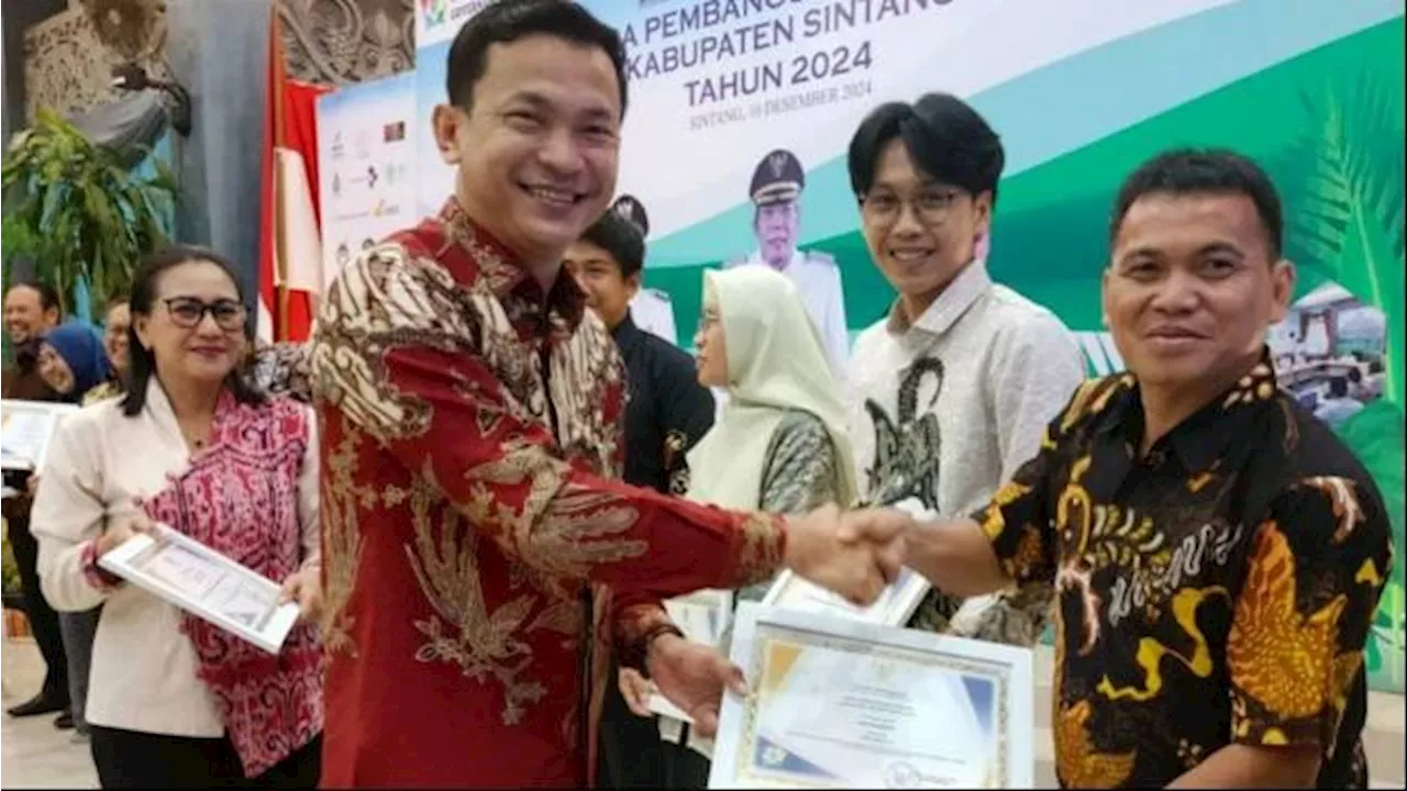 Solidaridad Diganjar Mitra Pembangunan Award dari Pemerintah Kabupaten Sintang