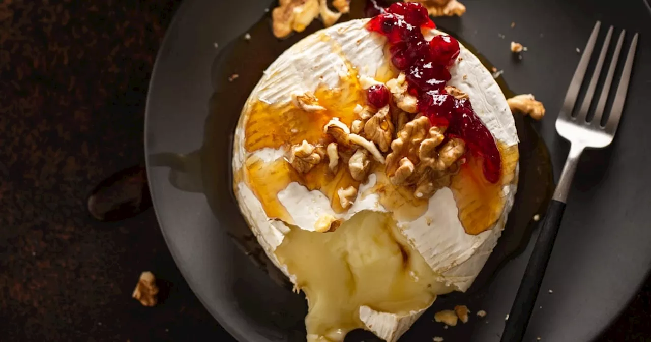 Geschmolzener Camembert mit Walnüssen und Honig