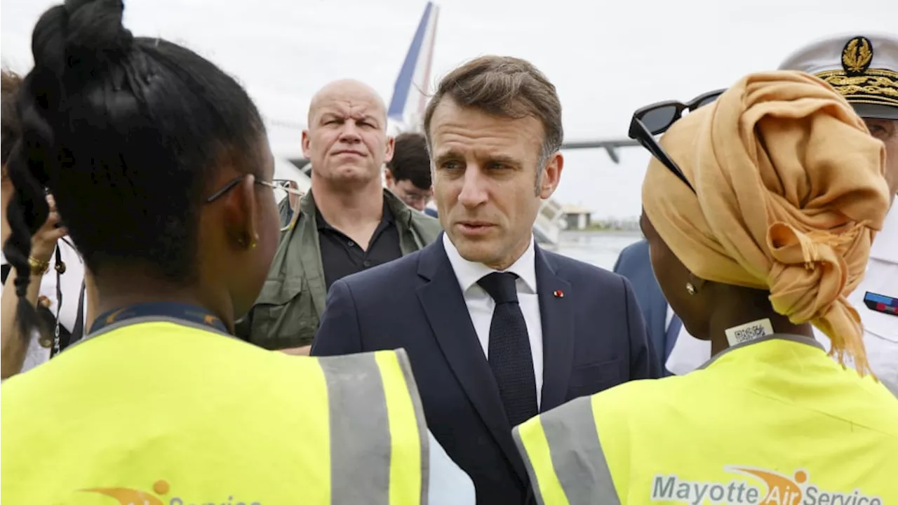 'De l'eau', des 'aides' : Macron interpellé dès son arrivée à Mayotte par des habitants désespérés