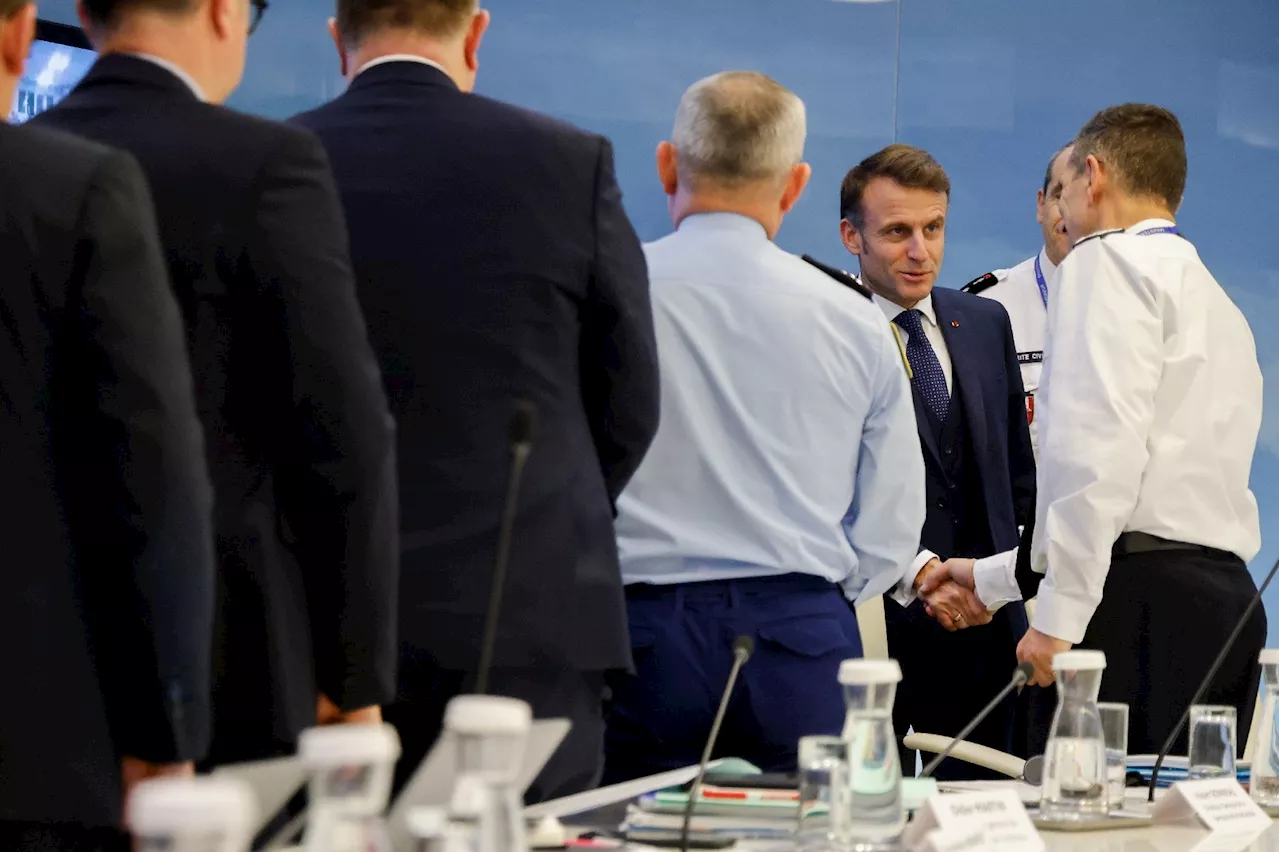 Emmanuel Macron à Mayotte après le passage du cyclone