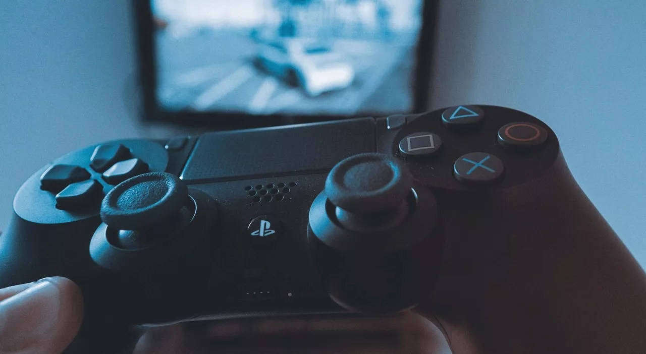 Donna accoltella vicina dopo bestemmie del figlio che gioca alla PlayStation