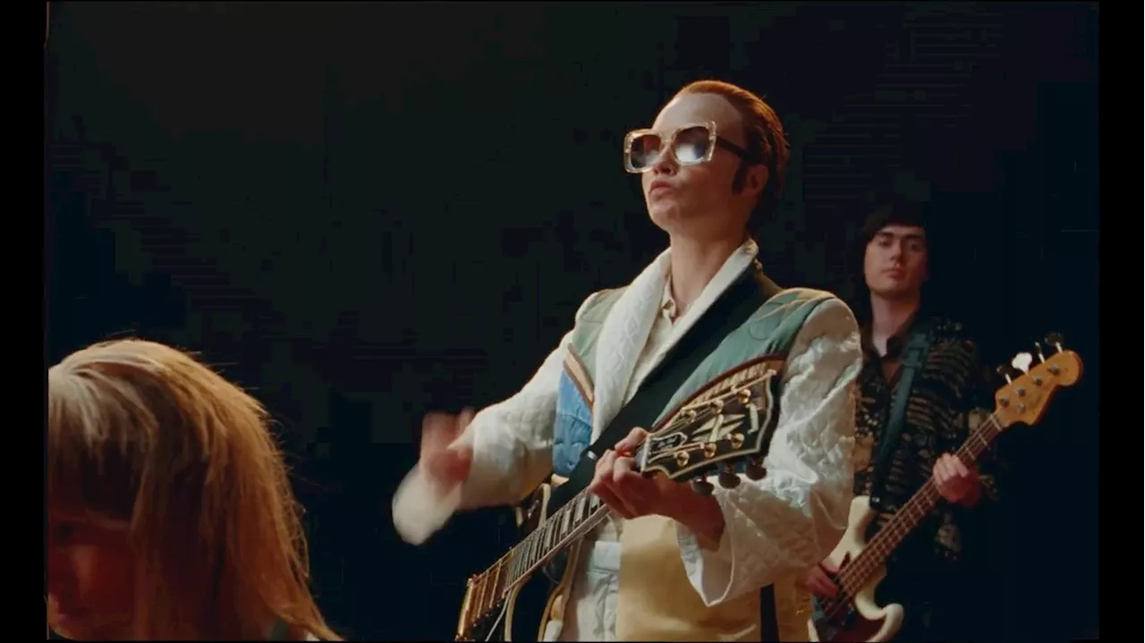 Cara Delevingne devient Elton John dans le nouveau clip du titre « Step Into Christmas »