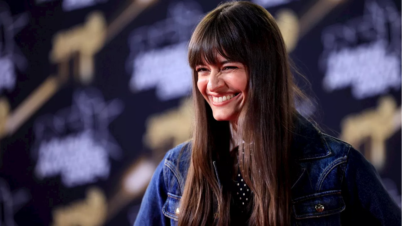 Clara Luciani dédicace « Drôle d’époque » à Marguerite de la « Star Academy » en plein concert