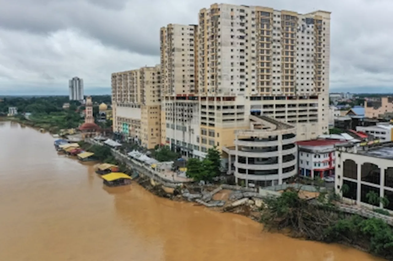 Kelantan police sound alarm over foolhardy behaviour at Kota Baru riverbank collapse site