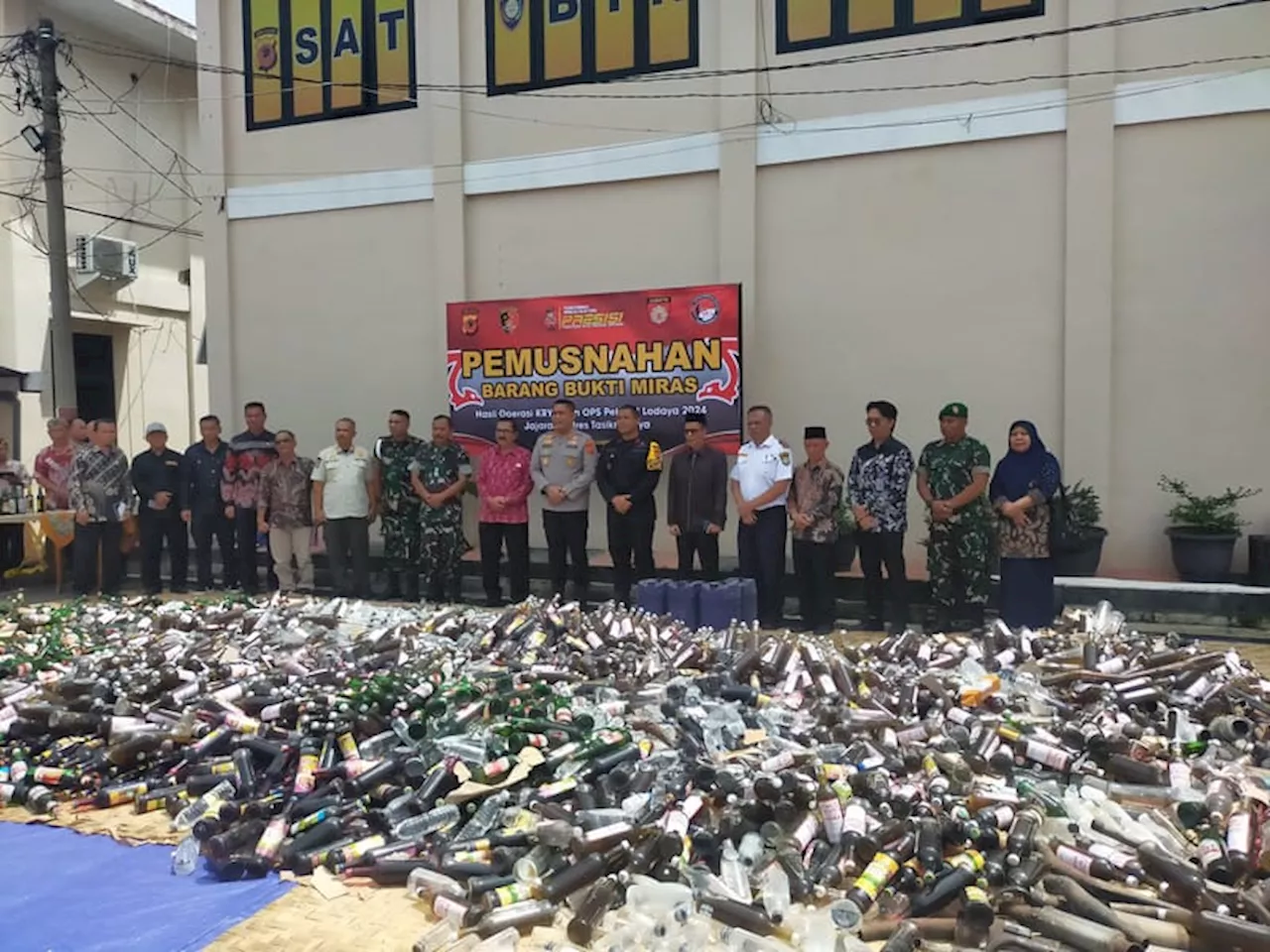 Polres Tasikmalaya Musnahkan 10 Ribu Botol Minuman Keras