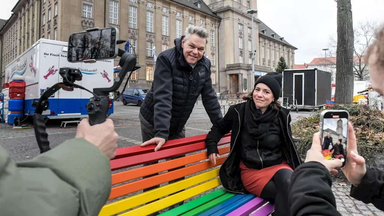 Tempelhof-Schöneberg installiert 25 Regenbogenbänke