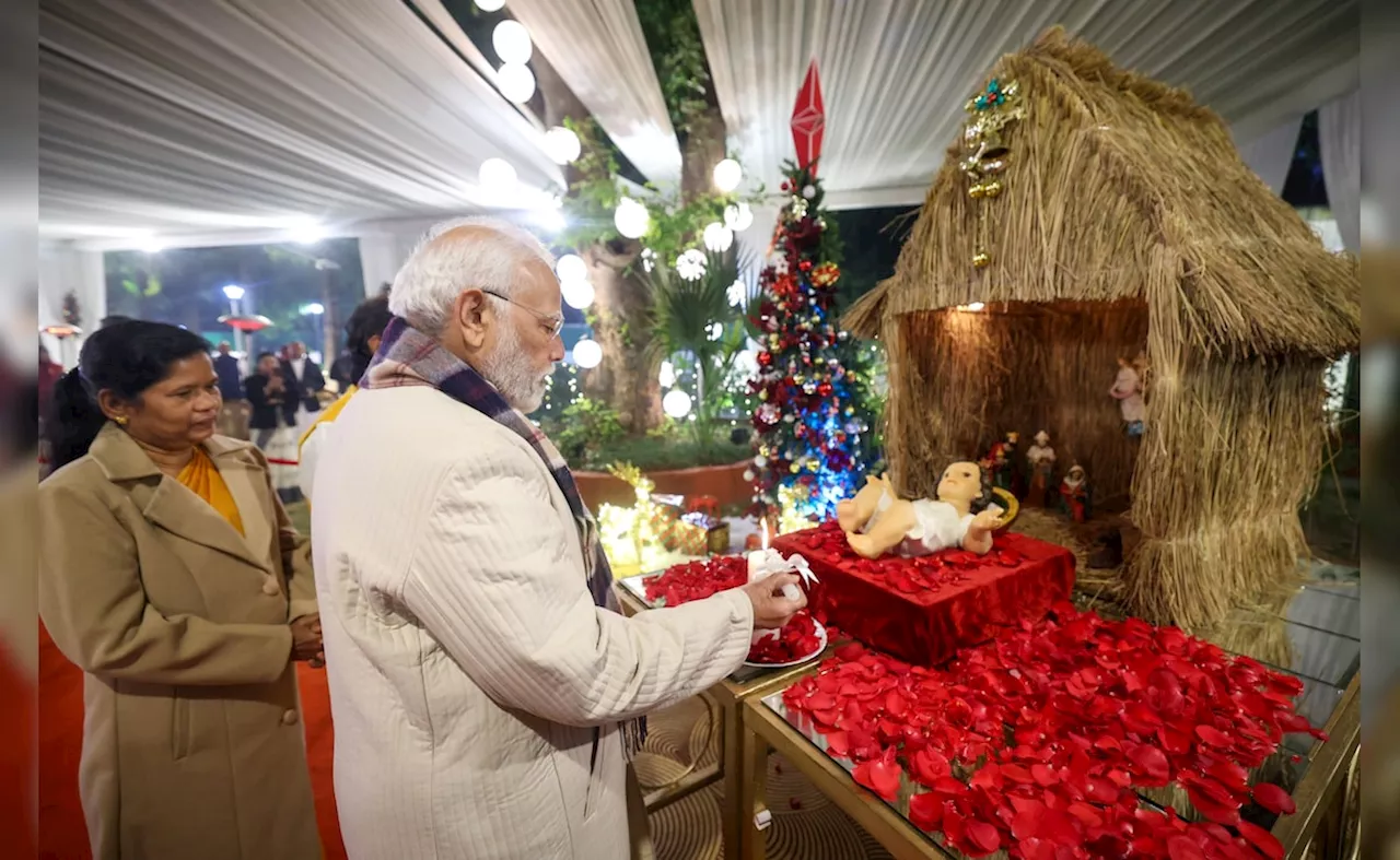 प्रधानमंत्री मोदी ने केंद्रीय मंत्री कुरियन के निवास पर क्रिसमस समारोह में हिस्सा लिया