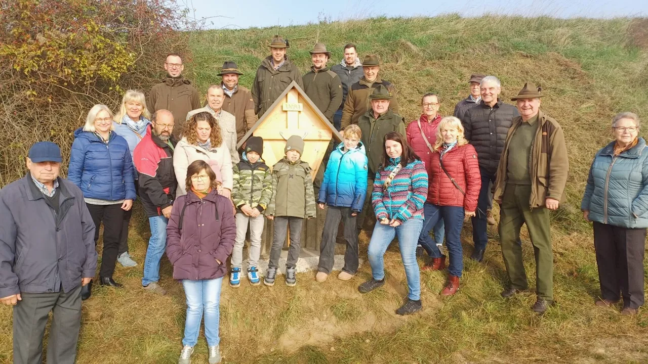 Jägerschaft erneuert Betkreuz bei Pielach