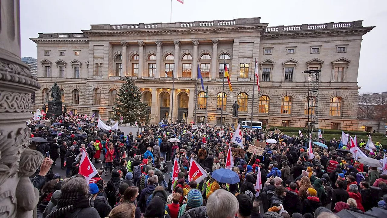 Protest gegen Sparpläne in Berlin: Hochschulen ziehen vor Abgeordnetenhaus