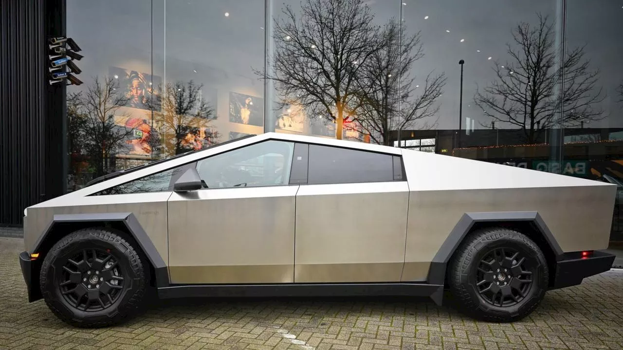 Rapper Kosso koopt eerste Tesla Cybertruck in Nederland