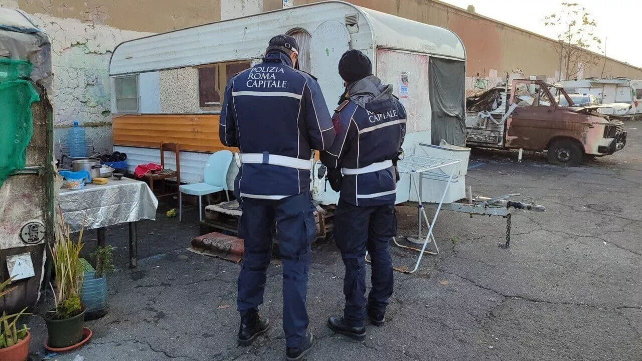 Censimento a San Lorenzo: trentasei mezzi e 34 persone trovate all'interno