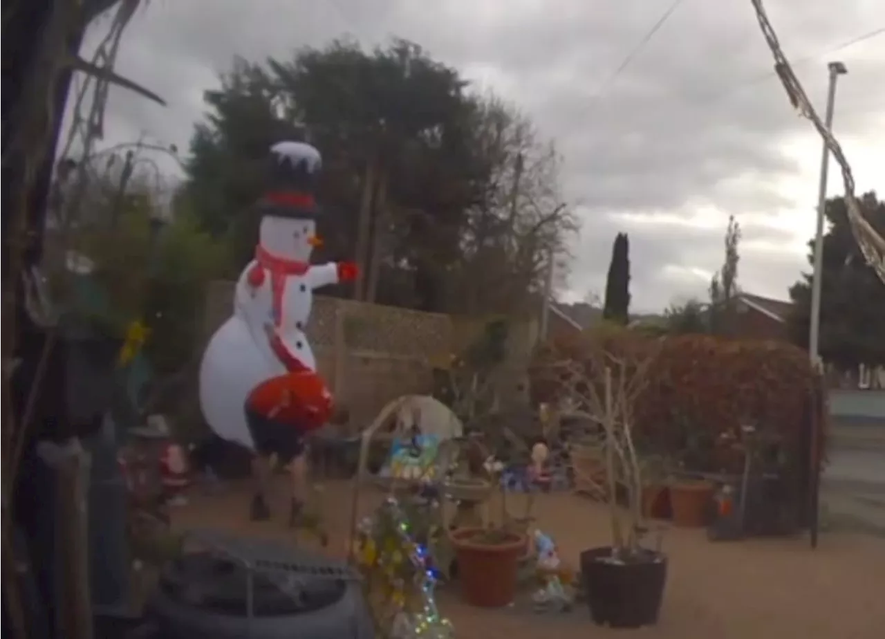 Postie Praised for Helping Secure Toppled Snowman