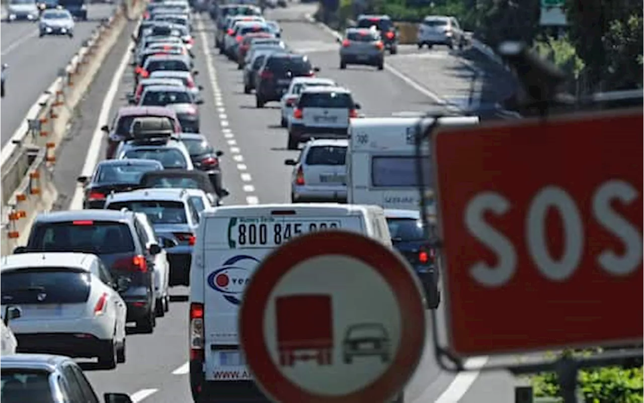 Traffico intenso sulle autostrade italiane durante le festività natalizie