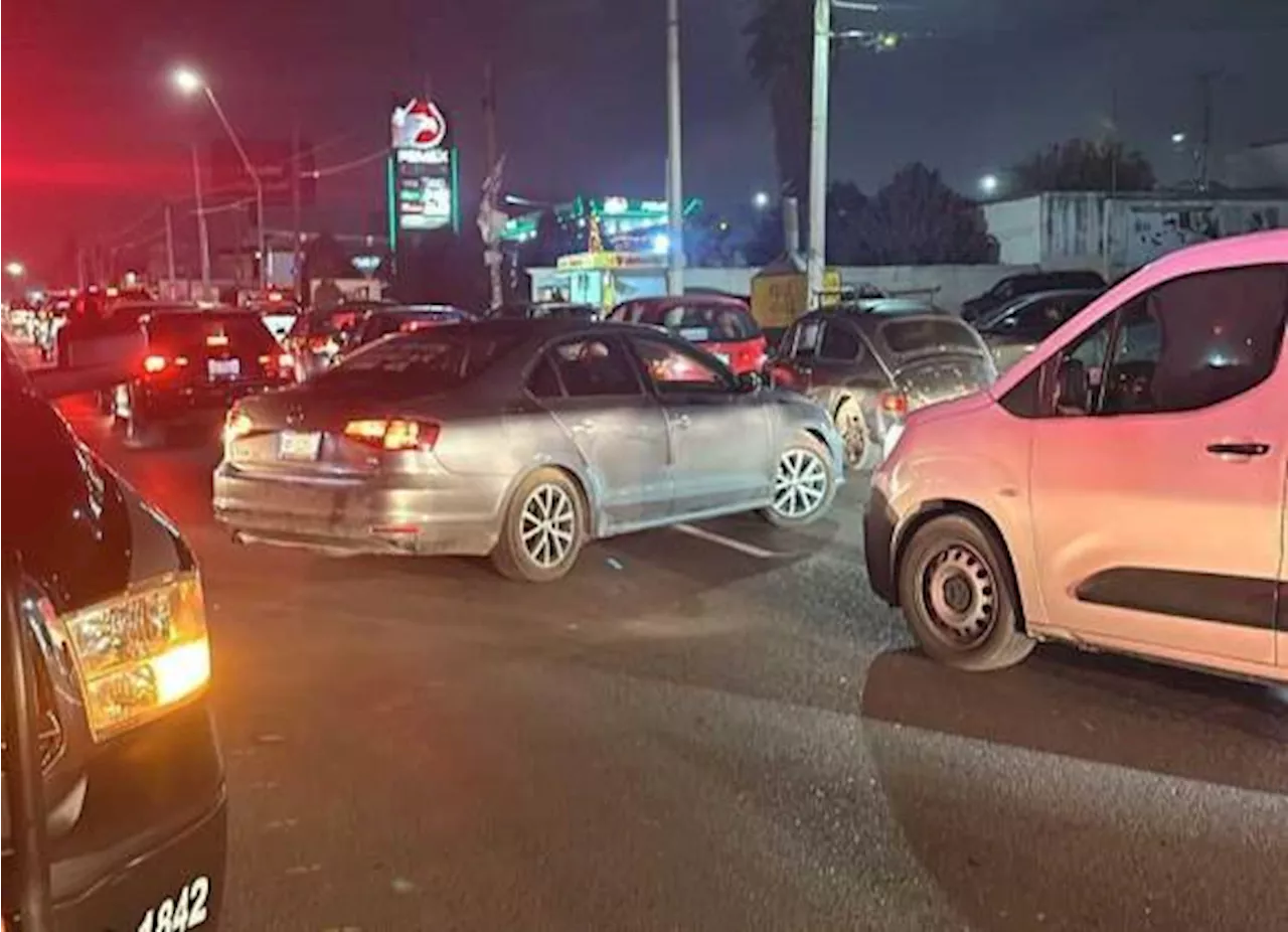 Vecinos de Saltillo bloquean bulevar en protesta contra obras viales