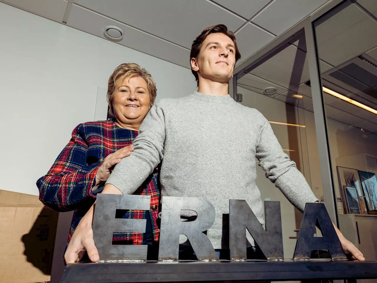 Erna Solberg tar frem «Jern-Erna»-statuen i valgkampen