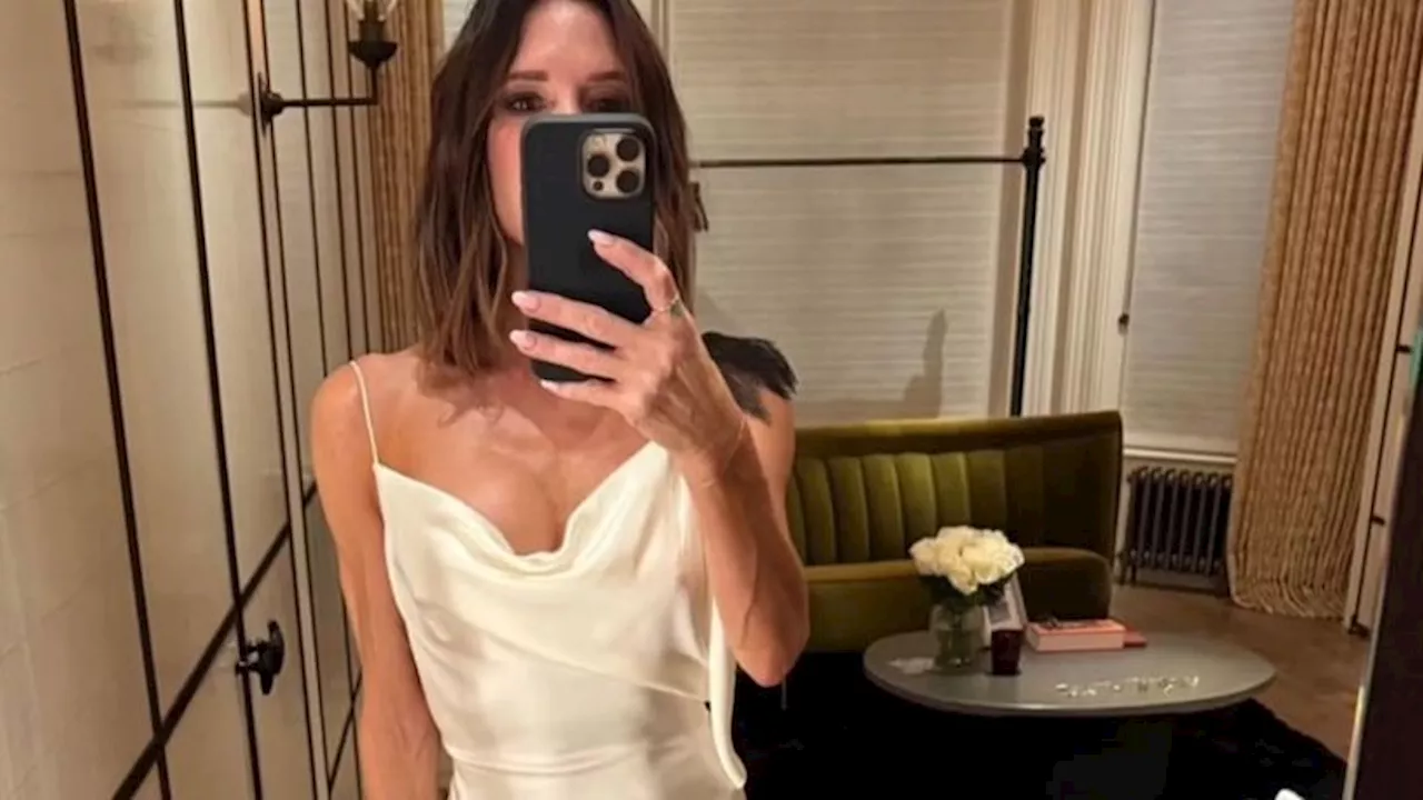 Victoria Beckham Choisit Une Robe de sa Propre Marque pour le Réveillon du Nouvel An