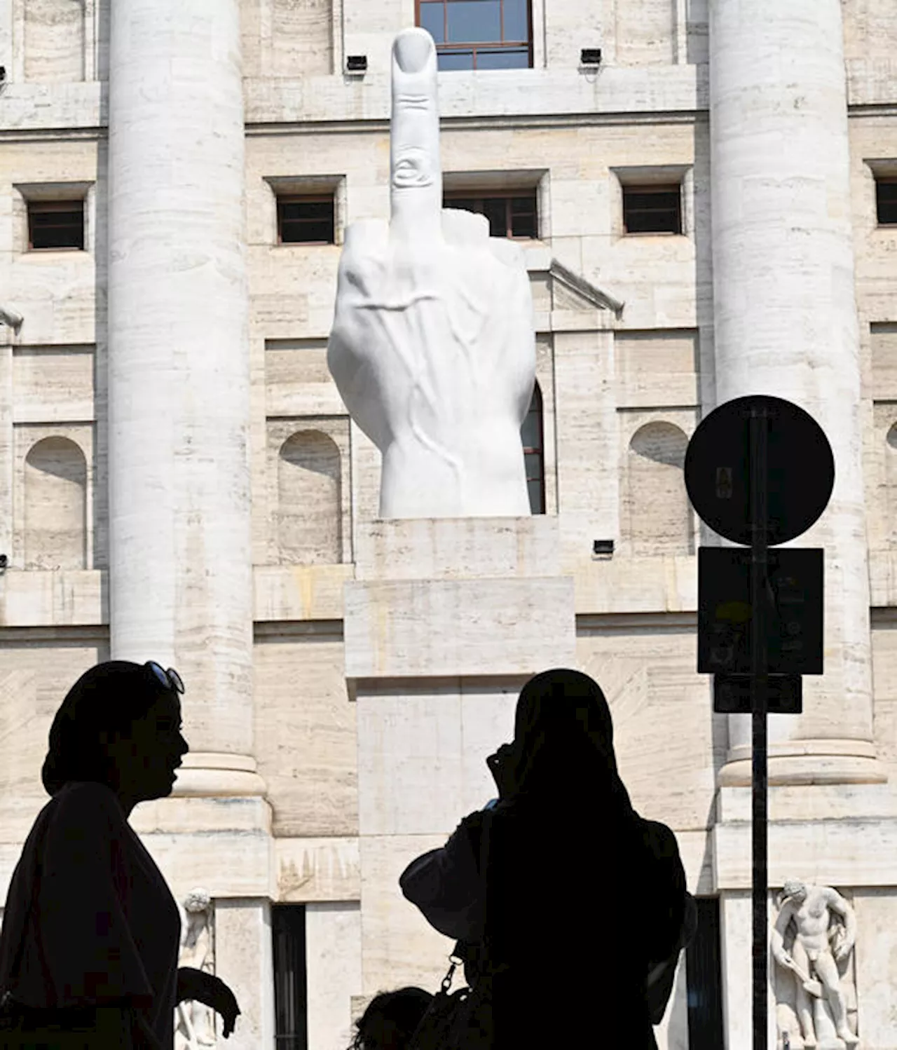 Borsa: Milano cede (-0,8%), pesano Stellantis, Italgas e Moncler