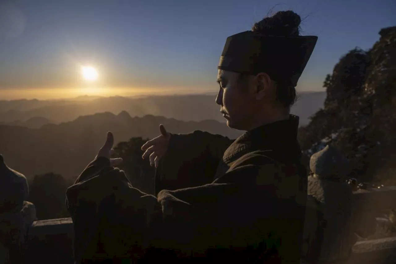 Pendeta Tao Berlatih Tai Chi di Puncak Emas Gunung Wudang