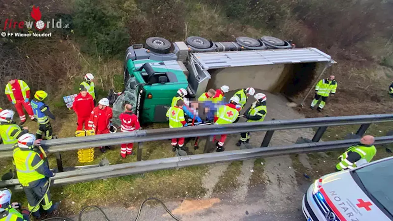 Nö: 4-Achs-Kipper auf A2 Höhe Shopping City Süd auf Böschung umgestürzt → Fahrer eingeschlossen