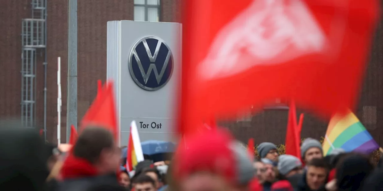 IG Metall startet Warnstreiks bei VW, neun Werke betroffen