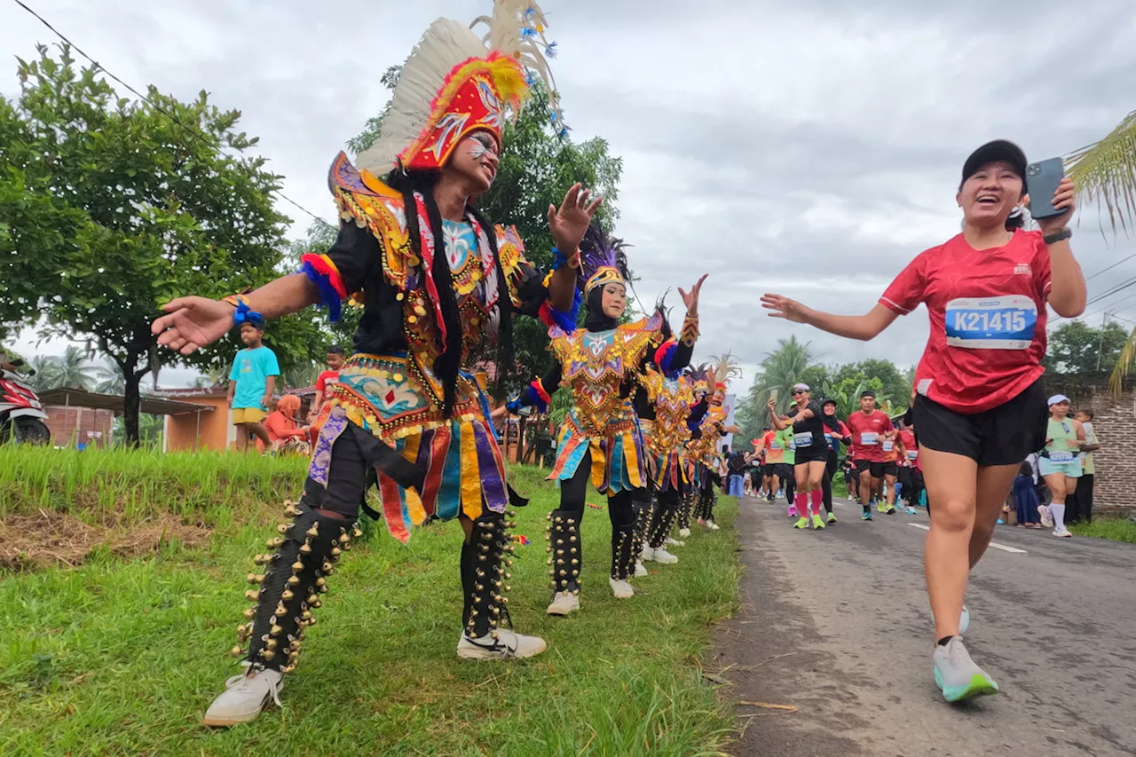 Kehangatan Warga dan Tim Penyemangat dalam Bank Jateng Borobudur Marathon 2024