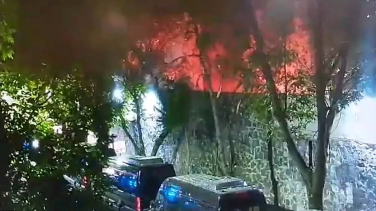 Incendio consume edificio habitacional en colonia Isidro Fabela