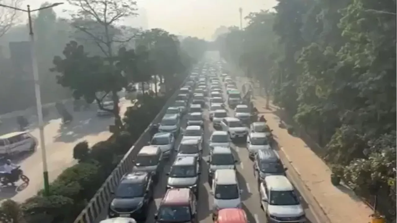 Farmers Protest: नोएडा के सभी बॉर्डर पर लगा लंबा जाम, इन मांगों को लेकर दिल्ली कूच कर रहे किसान